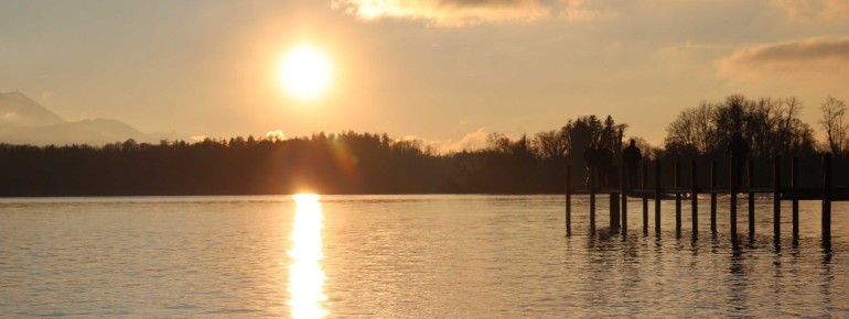 Die Fraueninsel liegt mitten im Chiemsee. Wer hin will, muss mit dem Schiff fahren.
