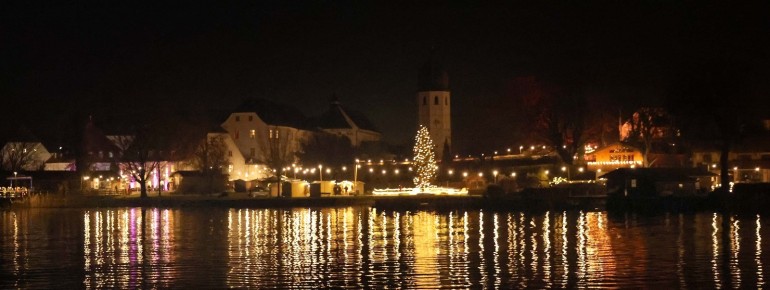 Der Christkindlmarkt liegt direkt am Ufer der Fraueninsel.