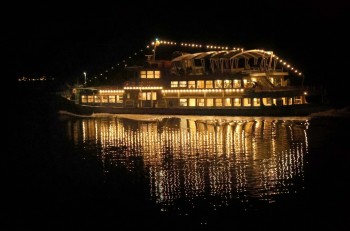 Auch die Chiemsee-Schiffe sind weihnachtlich geschmückt.