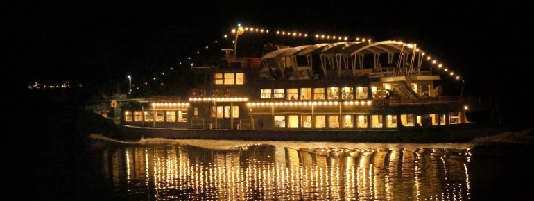Auch die Chiemsee-Schiffe sind weihnachtlich geschmückt.