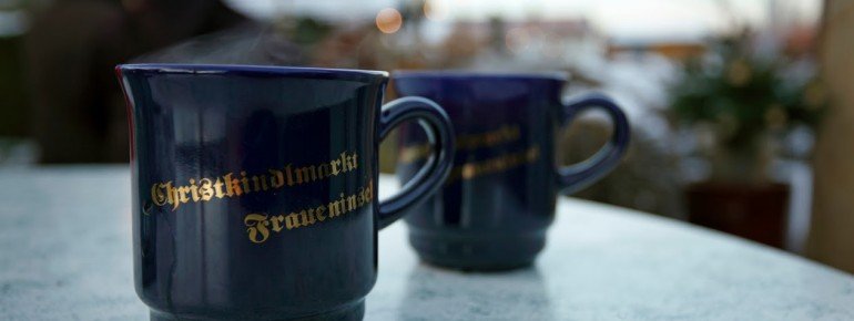 Ein Glühwein gehört zum Weihnachtsmarktbummel