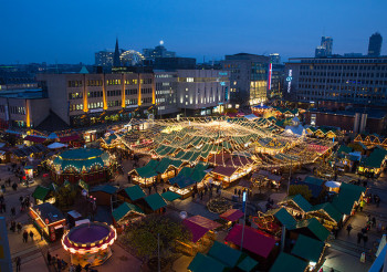 Der Weihnachtsmarkt findet auf dem Willy-Brandt-Platz in Essen statt.
