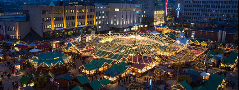Der Weihnachtsmarkt findet auf dem Willy-Brandt-Platz in Essen statt.