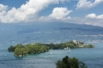 Die Isola del Garda liegt auf der Westseite des Gardasees, nur wenige hundert Meter vom Ufer entfernt.