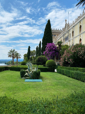 Blick auf die Gartenanlage mit der venezianischen Villa im Hintergrund. Ganz links sieht man ein kleines Stück des umgebenden Gardasees