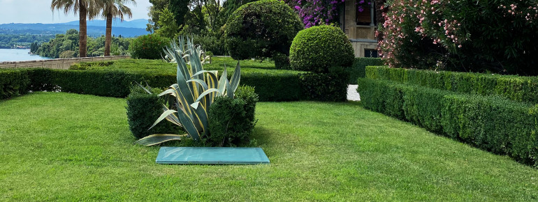 Blick auf die Gartenanlage mit der venezianischen Villa im Hintergrund. Ganz links sieht man ein kleines Stück des umgebenden Gardasees