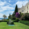 Blick auf die Gartenanlage mit der venezianischen Villa im Hintergrund. Ganz links sieht man ein kleines Stück des umgebenden Gardasees