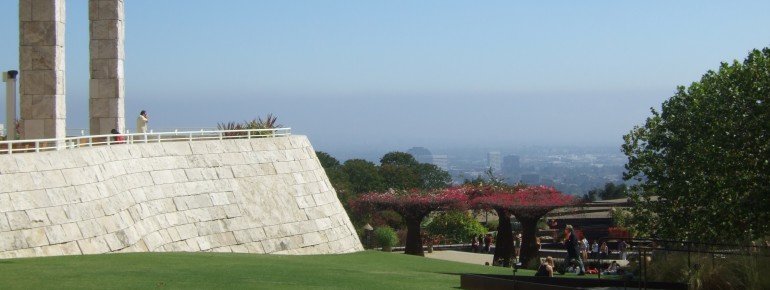 Blick über den Garten des Getty Museum auf das am Fuße des Berges liegende Los Angeles.