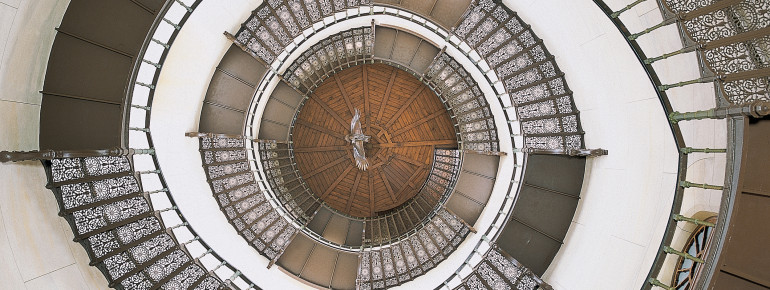Die freischwebende Wendeltreppe mit 154 Stufen