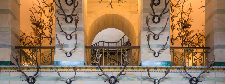 Die imposante Eingangshalle des Jagdschlosses