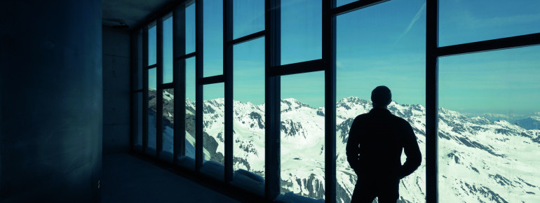 Eine traumhafte Aussicht auf die Ötztaler Alpen genießt du von der großen Fensterfront der Erlebniswelt.