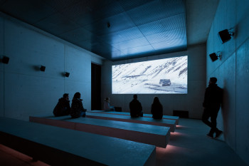 Auch ein kleines Kino gibt es in der Erlebniswelt. im Screening Room wird die spektakuläre Verfolgungsjagd auf der Ötztaler Gletscherstraße gezeigt