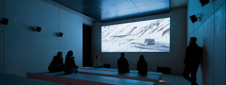 Auch ein kleines Kino gibt es in der Erlebniswelt. im Screening Room wird die spektakuläre Verfolgungsjagd auf der Ötztaler Gletscherstraße gezeigt
