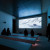Auch ein kleines Kino gibt es in der Erlebniswelt. im Screening Room wird die spektakuläre Verfolgungsjagd auf der Ötztaler Gletscherstraße gezeigt