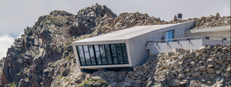 Das Gebäude der neuen Kinoinstallation wurde teils in den Berg hinein gebaut.