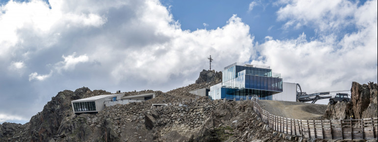 Die James Bond Erlebniswelt liegt direkt unterhalb des Gaislachkogl-Gipfels und neben dem ice Q Restaurant.