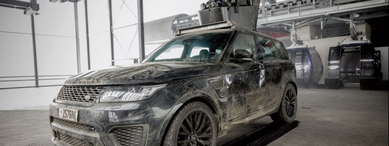 Auch der original Range Rover Sport SVR aus dem Film Spectre ist auf dem Weg zur Ausstellung zu bestaunen.