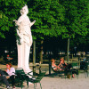 Viele Pariser nutzen den öffentlichen Garten zum Entspannen.