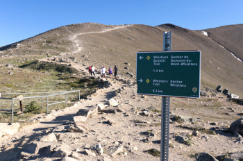 Ein 1,4 Kilometer langer Weg führt von der Bergstation zum Gipfel.