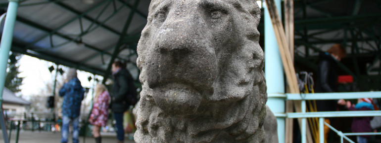 Löwenfiguren am Aufgang zum Aussichtsturm