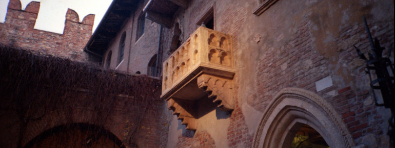 Julias berühmter Balkon in Verona war in Wahrheit ein Sarkophag, der nachträglich am Haus angebracht wurde.