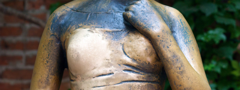 Die rechte Brust von Julias Bronzestatue zu streicheln soll Glück in der Liebe bringen.