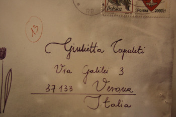 Jeden Tag erreichen Dutzende Briefe an Guilietta Capuleti das Haus in Verona. Jeder von ihnen wird dann auch von einer Gruppe Damen beantwortet.