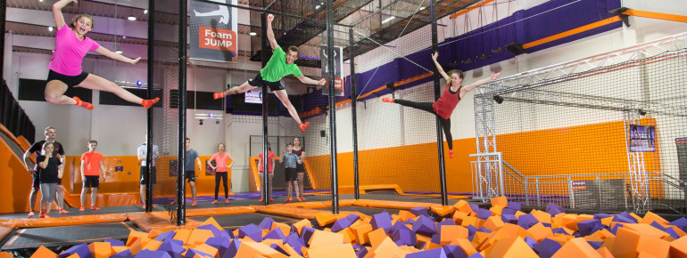Beim FoamJUMP landest du in einer kuschelweichen Schnitzelgrube.