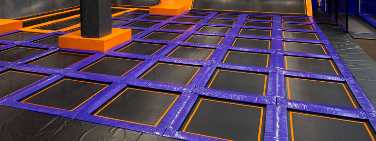 Beim FreeJUMP kannst du auf über 50 Trampolinen neue Sprungtechniken und Tricks lernen.