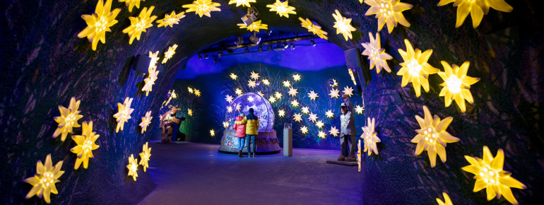 Der Korridor rund um die "Alpine Sensation" bringt Besuchern die Historie der Jungfraubahn näher.