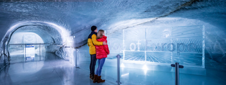 Auch mehrere Eisskulpturen gibt es im Eispalast.