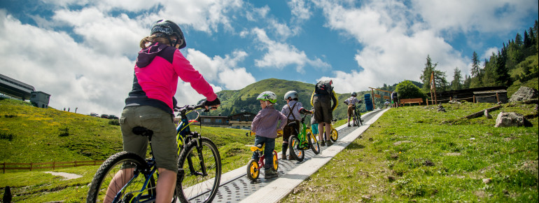 Mit einem Förderband kommen die Kinder ganz bequem wieder zum Startpunkt.