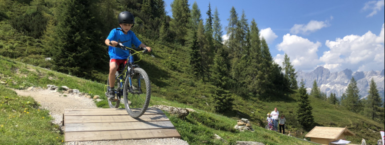 Einige Hürden erwarten die Kinder auf den Trails.