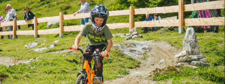 Knieschützer und Helme, sowie Fahrräder gibt es vor Ort.