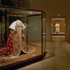 Links im Bild ist der Mantel des &Ouml;sterreichischen Kaiser aus dem Jahr 1830 zu sehen.