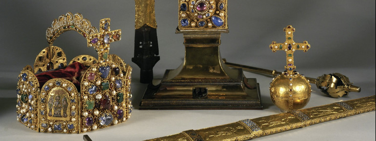 In der Weltlichen Schatzkammer findest du die Insignien des Heiligen Römischen Reiches.