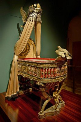 In der Kaiserlichen Schatzkammer Wien ist das Thron-Wiegenbett von Napoleons Sohn ausgestellt.