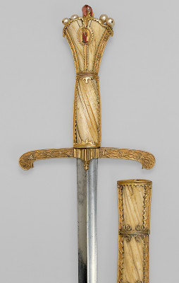 Der Griff und die Scheide des Ainkhürn-Schwerts bestehen aus einem Narwalzahn, der früher für das Horn eines Einhorn gehalten wurde.