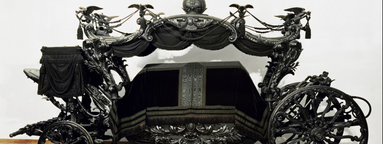 Auch diese schwarze Kutsche ist zu sehen.