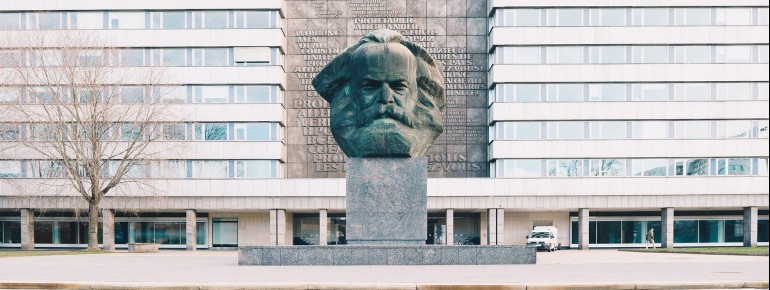 Das Karl-Marx-Monument ist eine der größten Portrait-Büsten der Welt.