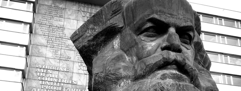 Der Schriftspiegel hinter der Büste zitiert das kommunistische Manifest: Proletarier aller Länder vereinigt Euch.