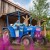 Die Traktorbahn bietet eine unterhaltsame Fahrt für Kinder und Erwachsene.