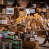 Im Dorfladen gibt es eine vielfältige Auswahl an regionalen Produkten und handgefertigten Waren.