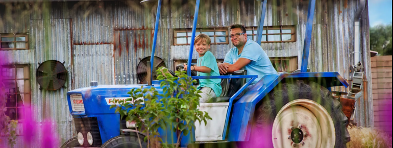 Während der Fahrt auf der Traktorbahn kannst du die landschaftliche Schönheit der Umgebung genießen.