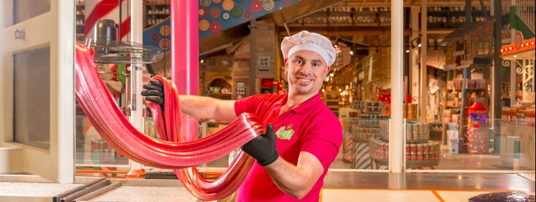 Hier kannst du die Herstellung von Bonbons hautnah erleben.
