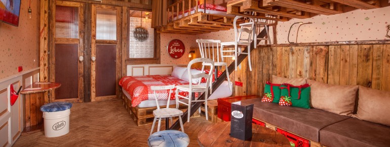 Übernachte im Hotel "Alles Paletti", den Lieblings-Lauben oder im einzigartigen Eiswelt Eishotel.