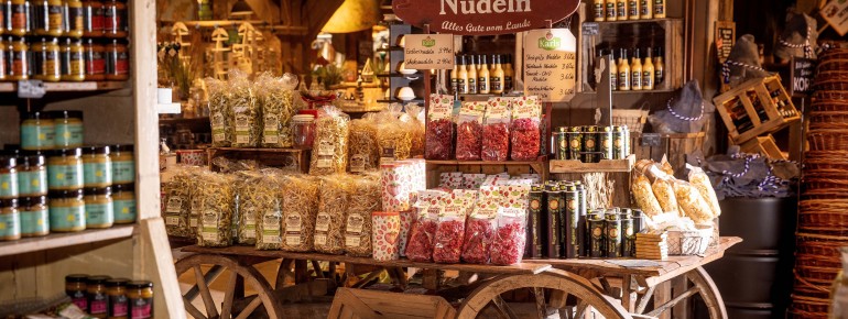 Im Hofladen kannst du frische regionale Produkte kaufen.