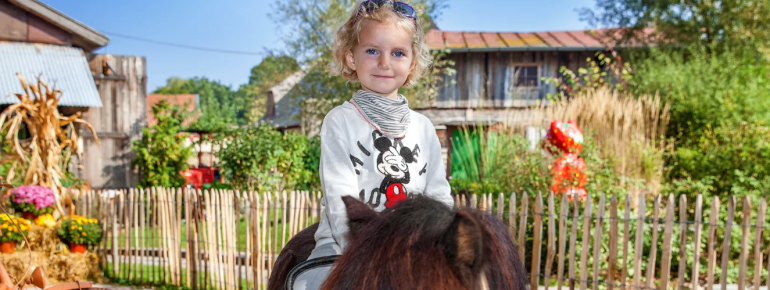 Das Ponyreiten ist eine beliebte Aktivität für Groß und Klein.