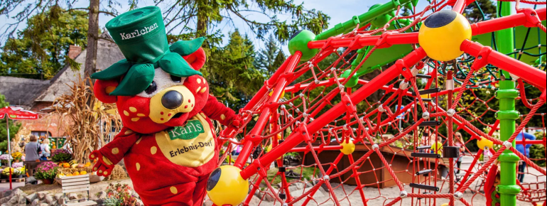 Karlchen, das Maskottchen von Karls, ist ein beliebter Gastgeber im Dorf.