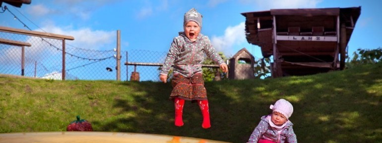 Das Riesen-Hüpfkissen ist ein großer aufblasbarer Spielplatz, auf dem Kinder herumhüpfen können.
